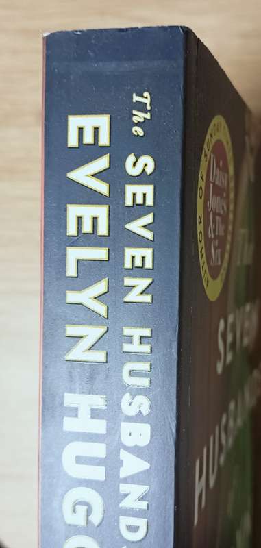 The Seven Husbands of Evelyn Hugo - Taylor Jenkins Reid - Softcover - 389 pages