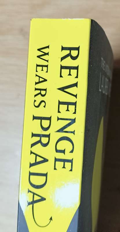 Revenge Wears Prada - The Devil Returns - Lauren Weisberger - Softcover - 420 Pages