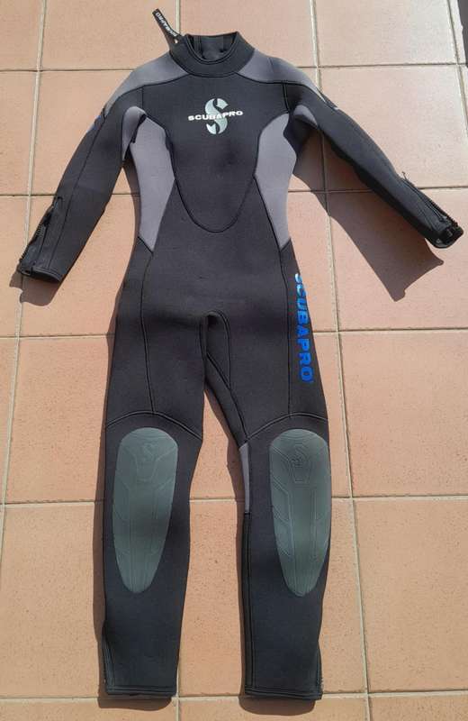 SCUBAPRO WETSUIT (Lady) + booties, mask & flippers