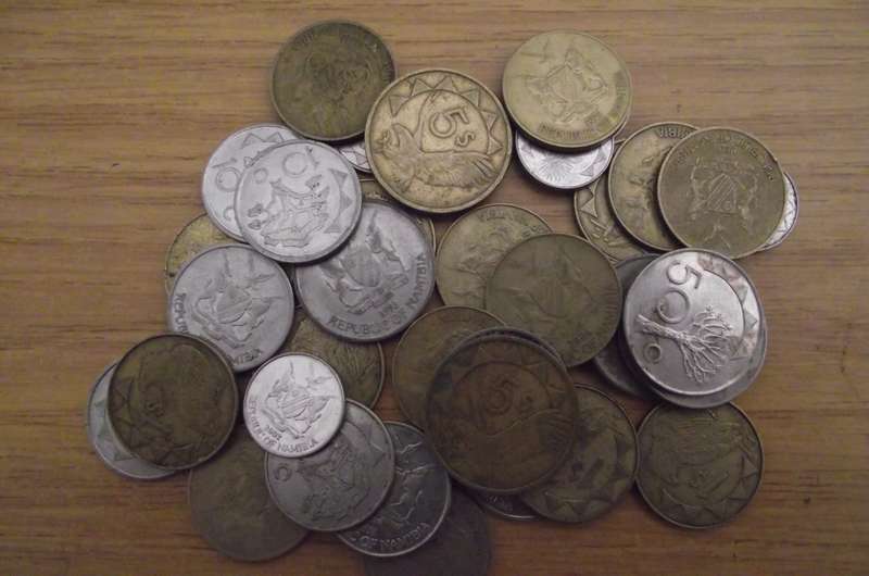 MIX COINS FROM CANADA / ENGLAND AND NAMIBIA : ALL VALID CURRENCY