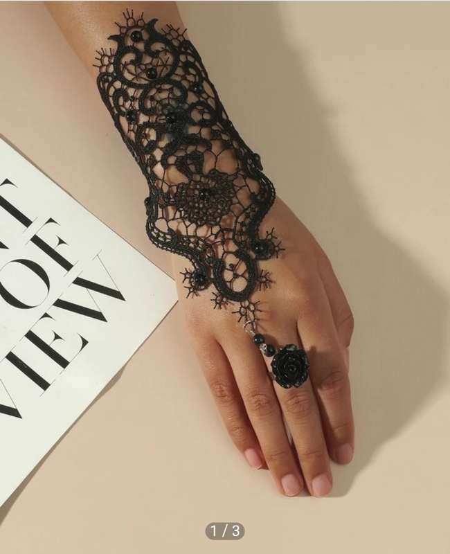 Flower ring with lace cuff