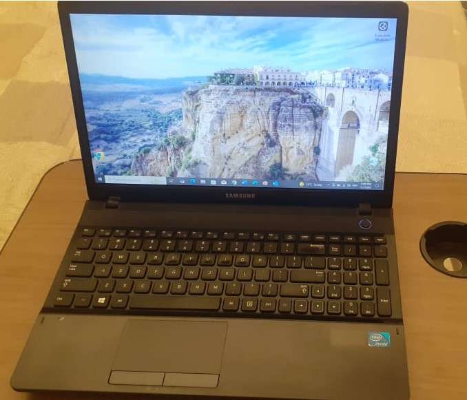 Samsung 300E 15.6" HD Screen Laptop Dual Core 8GB RAM 256GB SSD Intel Core I3 Windows 10 PRO 64 Bit