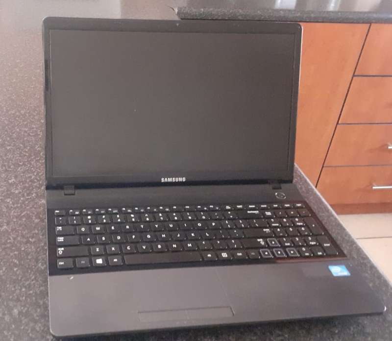 Samsung 300E 15.6" HD Screen Laptop Dual Core 8GB RAM 256GB SSD Intel Core I3 Windows 10 PRO 64 Bit