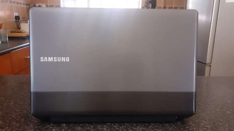 Samsung 300E 15.6" HD Screen Laptop Dual Core 8GB RAM 256GB SSD Intel Core I3 Windows 10 PRO 64 Bit
