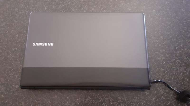 Samsung 300E 15.6" HD Screen Laptop Dual Core 8GB RAM 256GB SSD Intel Core I3 Windows 10 PRO 64 Bit