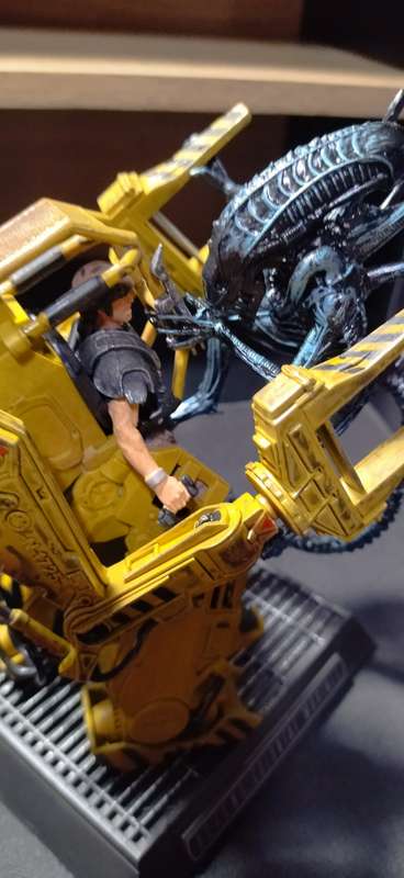ALIENS COLONIAL MARINES COLLECTORS EDITION WITH POWERLOADER & ALIEN FIGURINE