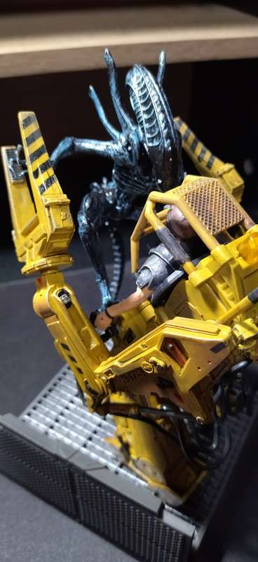 ALIENS COLONIAL MARINES COLLECTORS EDITION WITH POWERLOADER & ALIEN FIGURINE