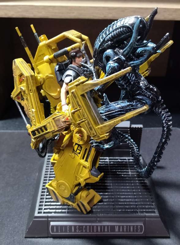 ALIENS COLONIAL MARINES COLLECTORS EDITION WITH POWERLOADER & ALIEN FIGURINE