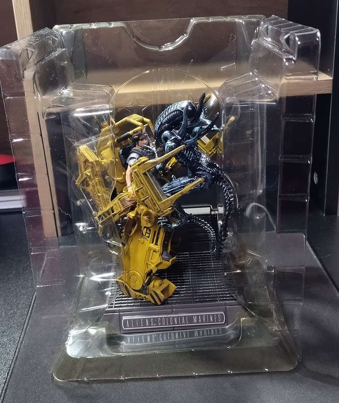 ALIENS COLONIAL MARINES COLLECTORS EDITION WITH POWERLOADER & ALIEN FIGURINE