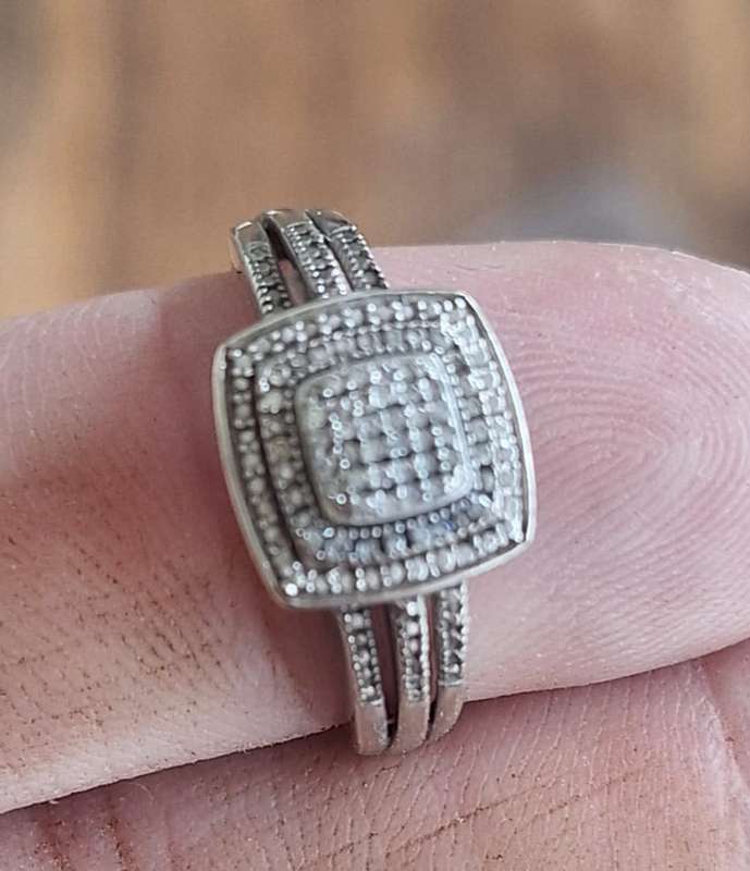 Gorgeous White Gold Diamond Ring