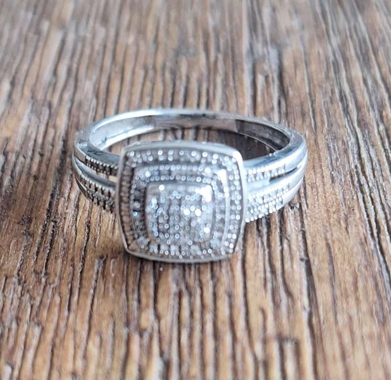 Gorgeous White Gold Diamond Ring