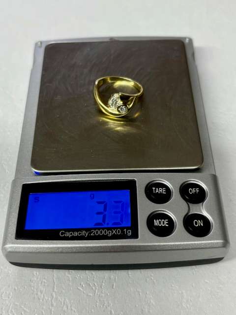 Beautiful 9ct Yellow Gold Diamond Ring