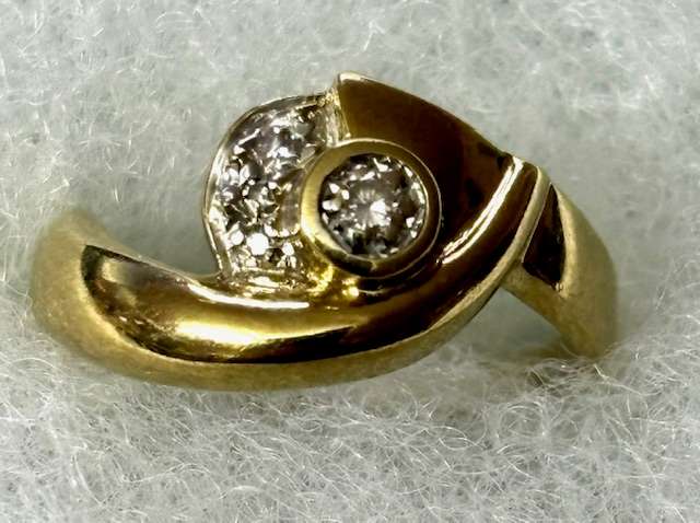 Beautiful 9ct Yellow Gold Diamond Ring