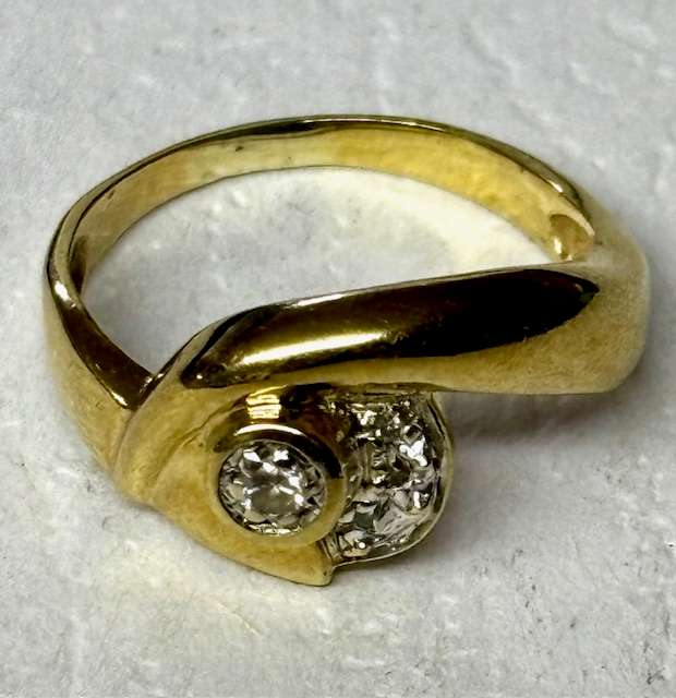 Beautiful 9ct Yellow Gold Diamond Ring