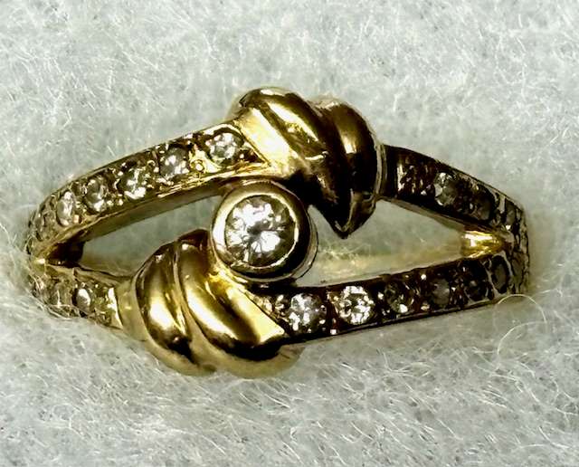 9ct Yellow Gold Diamond Ring :- Beautiful