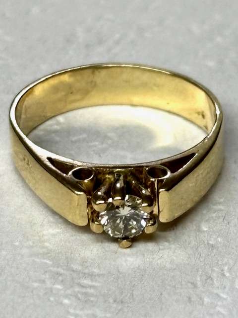 9ct Yellow Gold Diamond Ring :- Beautiful
