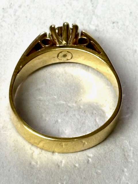 9ct Yellow Gold Diamond Ring :- Beautiful