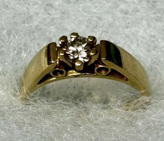 9ct Yellow Gold Diamond Ring :- Beautiful