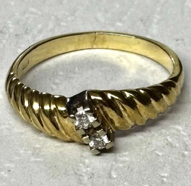 Beautiful 9ct Yellow Gold Diamond Ring