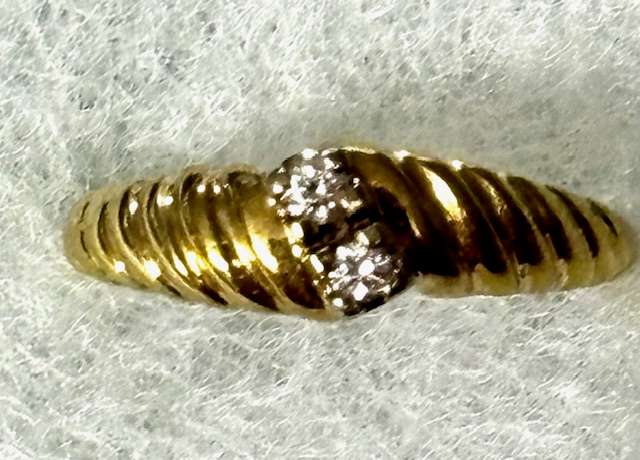 Beautiful 9ct Yellow Gold Diamond Ring