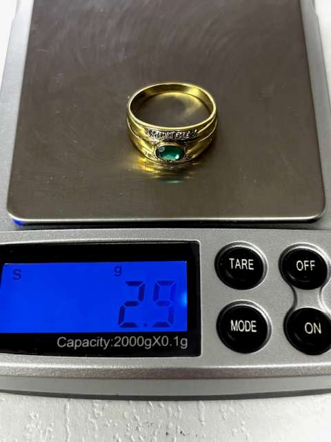 Beautiful 9ct Yellow Gold Ring with Green Stone