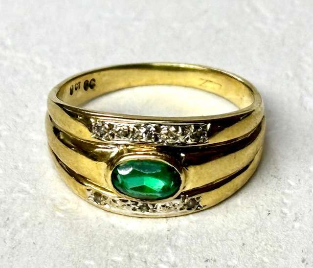 Beautiful 9ct Yellow Gold Ring with Green Stone