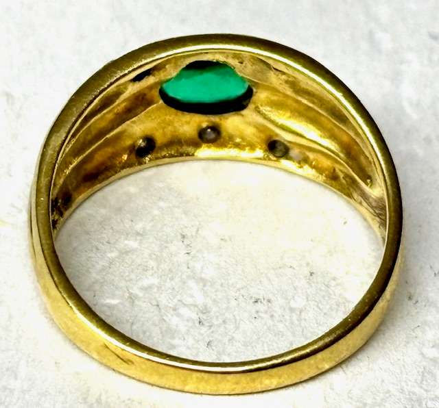 Beautiful 9ct Yellow Gold Ring with Green Stone