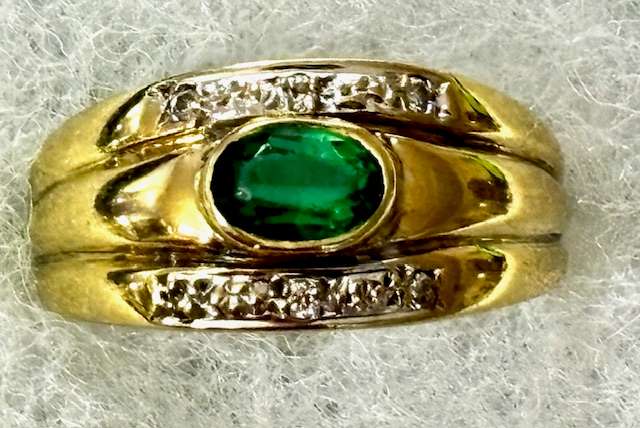 Beautiful 9ct Yellow Gold Ring with Green Stone
