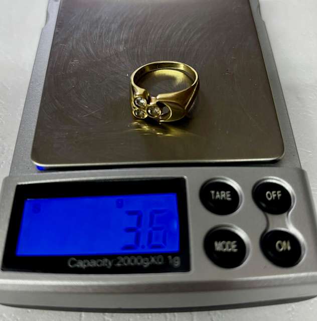 Beautiful 9ct Yellow Gold Ring with Cubic Zirconias