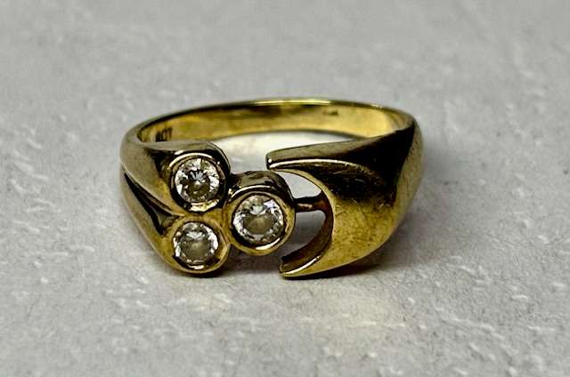 Beautiful 9ct Yellow Gold Ring with Cubic Zirconias