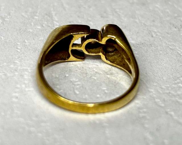 Beautiful 9ct Yellow Gold Ring with Cubic Zirconias