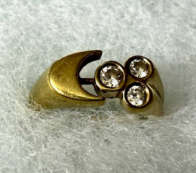 Beautiful 9ct Yellow Gold Ring with Cubic Zirconias