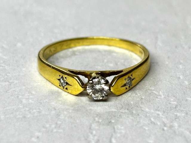 18ct Yellow Gold Diamond Ring :-  Beautiful