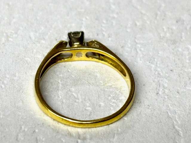 18ct Yellow Gold Diamond Ring :-  Beautiful