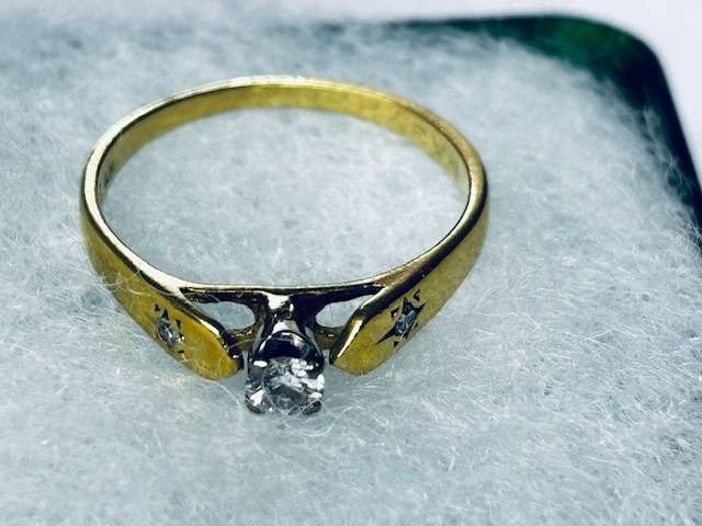 18ct Yellow Gold Diamond Ring :-  Beautiful
