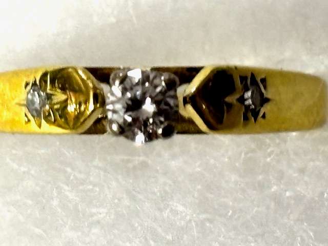 18ct Yellow Gold Diamond Ring :-  Beautiful