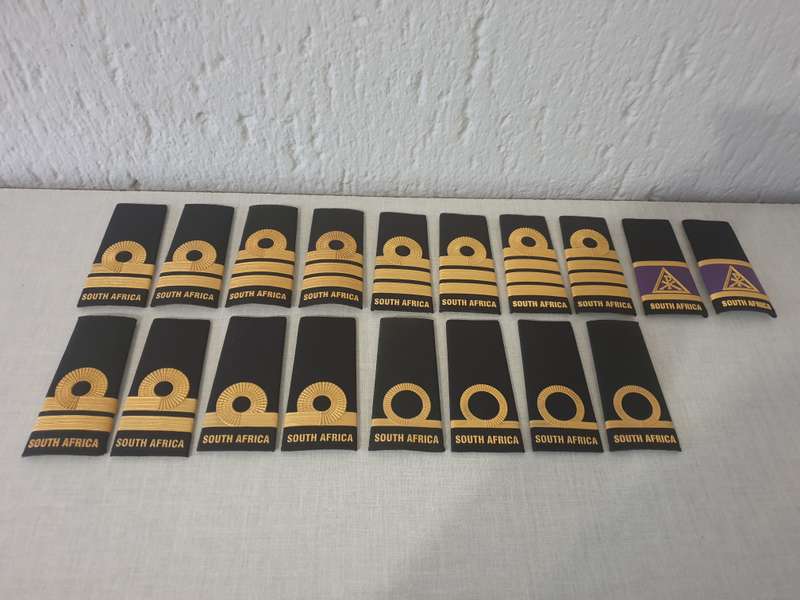 SANDF, SA NAVY, COMMISSIONED OFFICERS SHOULDER SLIP-ON RANKS.
