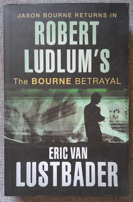 The Bourne Betrayal - Robert Ludlum (Large Softcover)