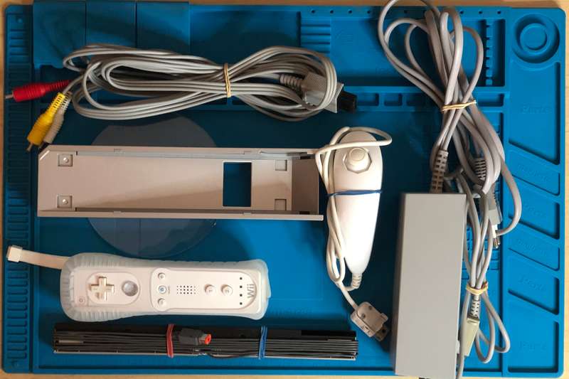Nintendo Wii Console (RVL-001 EUR) & Super Mario All-Stars (25th. Anniversary Ed.)