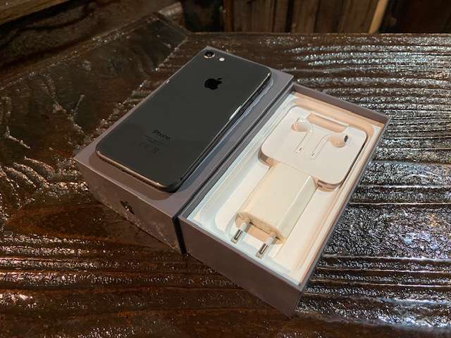 ***Apple iPhone 8 Space Grey 64gig*** Excellent Condition 9/10