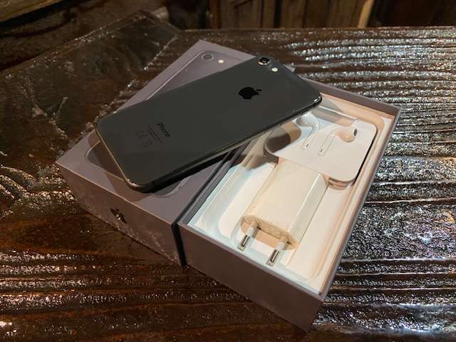 ***Apple iPhone 8 Space Grey 64gig*** Excellent Condition 9/10
