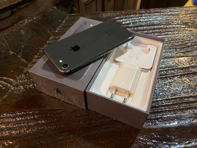 ***Apple iPhone 8 Space Grey 64gig*** Excellent Condition 9/10