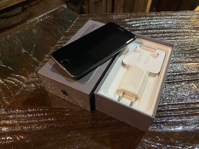 ***Apple iPhone 8 Space Grey 64gig*** Excellent Condition 9/10