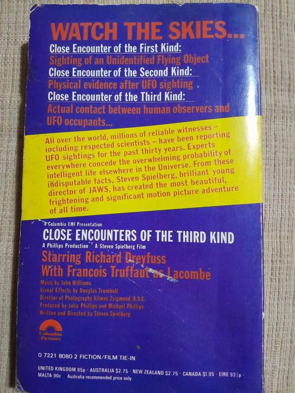 Close Encounters  of the Third Kind - Steven Spielberg. (Book)