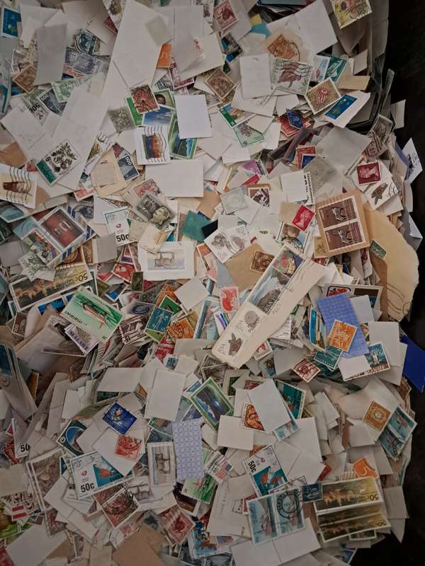 **KILOWARE!!!** 1 KG OF STAMPS. ON- AND OFF-PAPER ***5000*** STAMPS - SEE DESCRIPTION
