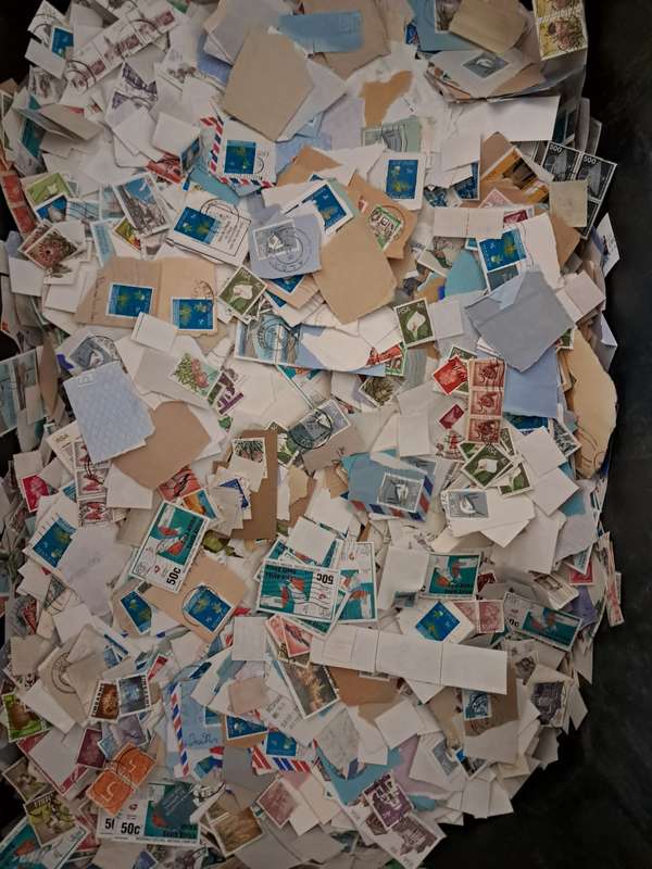 **KILOWARE!!!** 1 KG OF STAMPS. ON- AND OFF-PAPER ***5000*** STAMPS - SEE DESCRIPTION