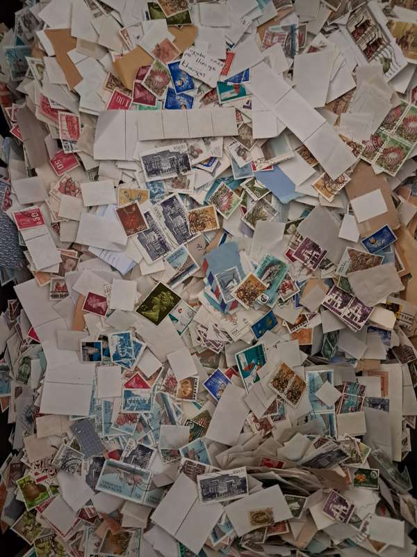 **KILOWARE!!!** 1 KG OF STAMPS. ON- AND OFF-PAPER ***5000*** STAMPS - SEE DESCRIPTION