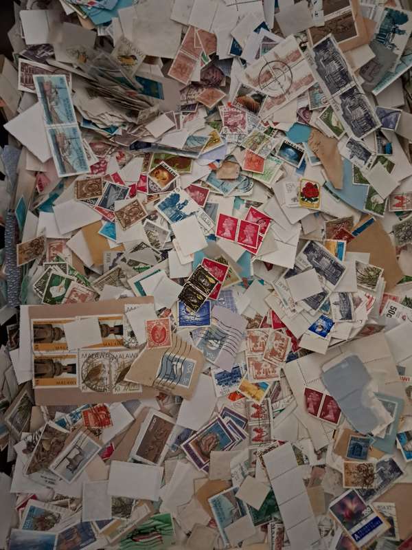 **KILOWARE!!!** 1 KG OF STAMPS. ON- AND OFF-PAPER ***5000*** STAMPS - SEE DESCRIPTION