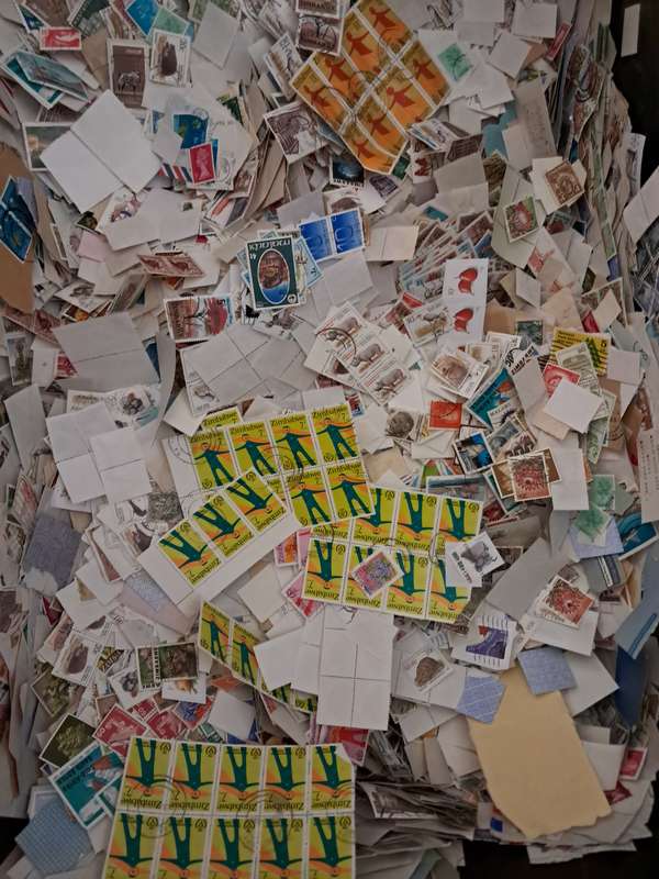 **KILOWARE!!!** 1 KG OF STAMPS. ON- AND OFF-PAPER ***5000*** STAMPS - SEE DESCRIPTION