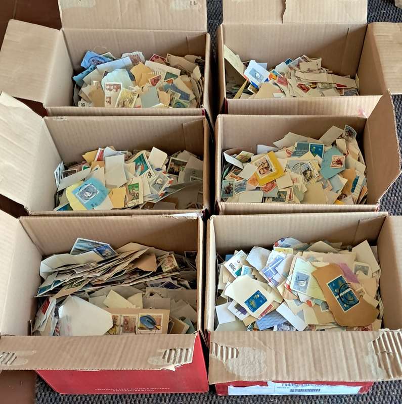 **KILOWARE!!!** 1 KG OF STAMPS. ON- AND OFF-PAPER ***5000*** STAMPS - SEE DESCRIPTION